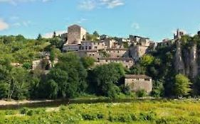 Agréable maison entre rivière et centre du village avec piscine